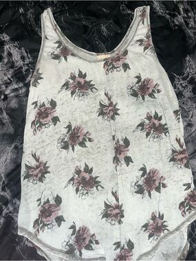 Mossimo supply co Women’s Floral Tank Top - White with Dusty Rose Flowers size m